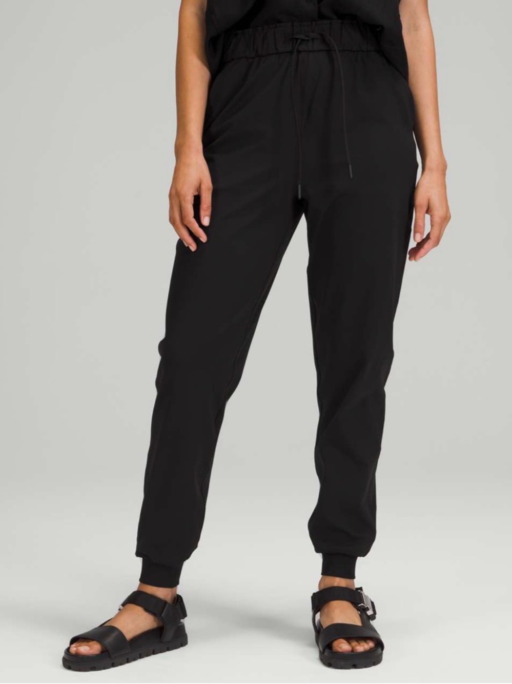 Lululemon Stretch High-Rise Jogger
Black size 8